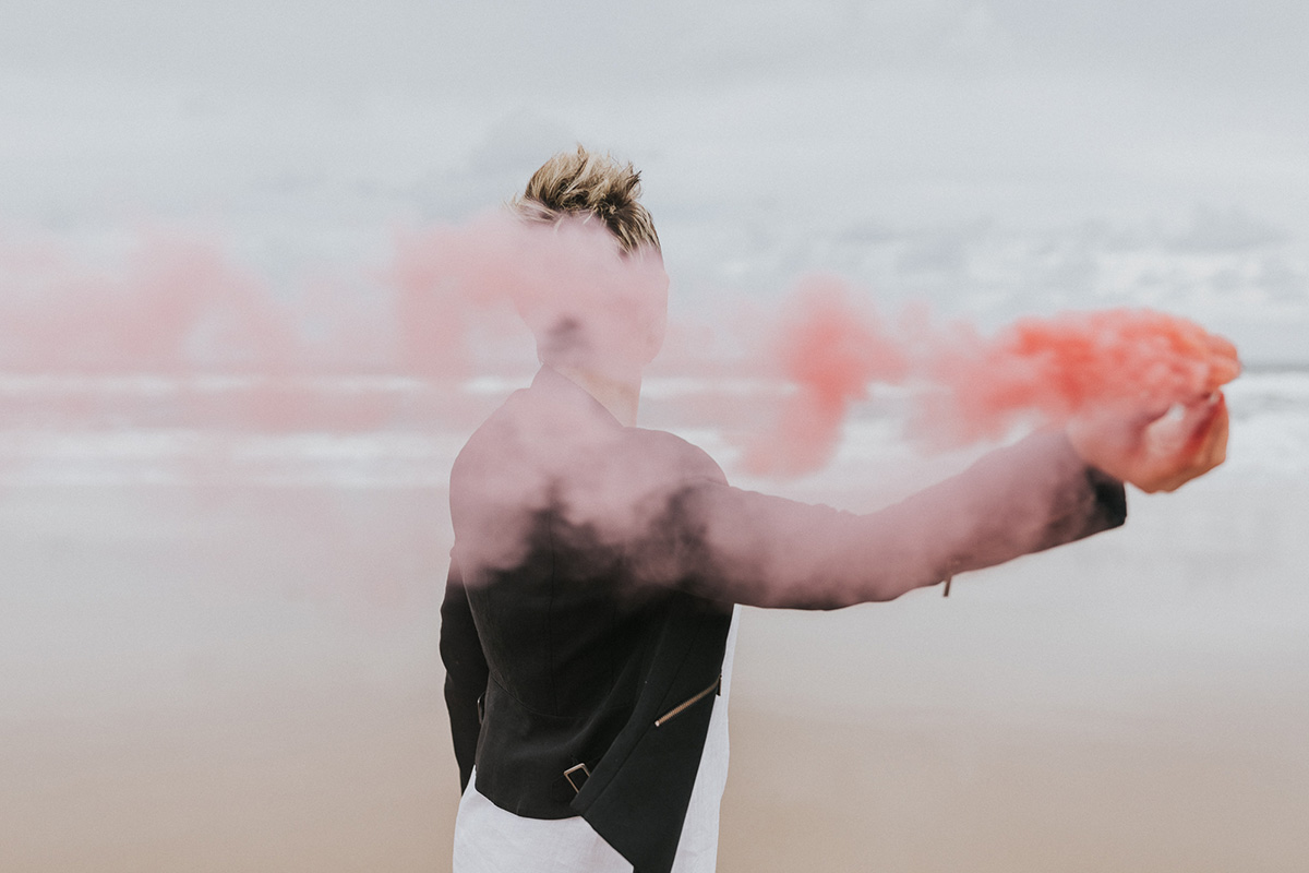 Minimalista Personal Branding Photoshoot on the beach with coloured smoke flare